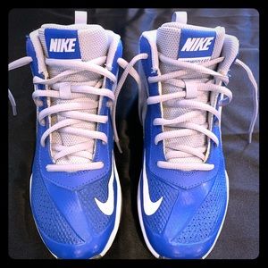 Nike Team Hustle D7 Boys’ Basketball Sneakers